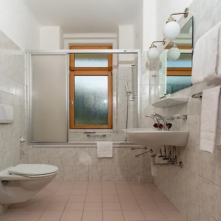 فندق Davos Inn (Adults Only) 3*
